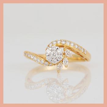 RING, 18K guld med olika slipade diamanter, tot ca 0,48 ct. Total vikt ca 4,30 g.