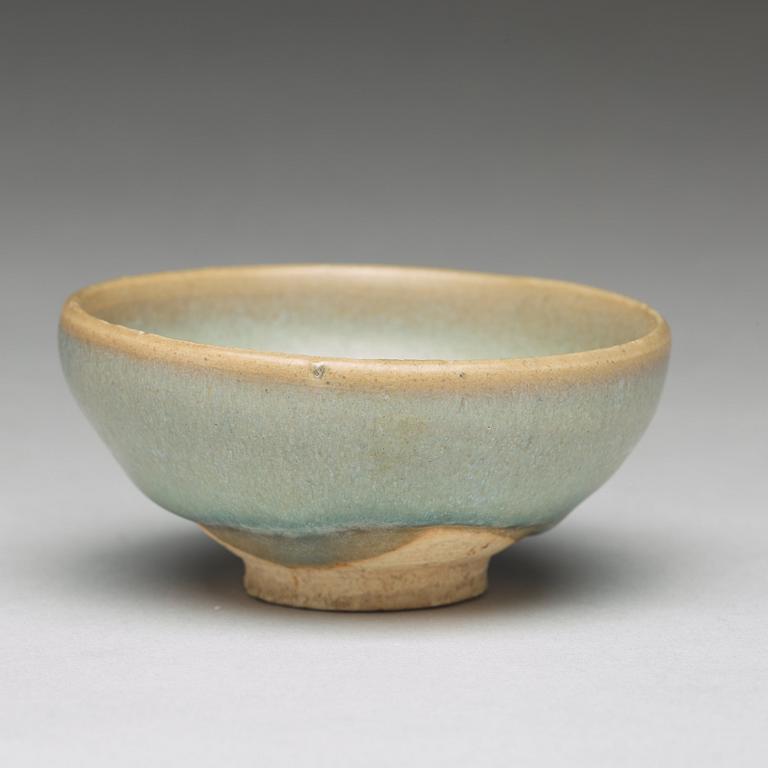 A 'Jun-glazed' bowl, Song/Yuan dynasty.