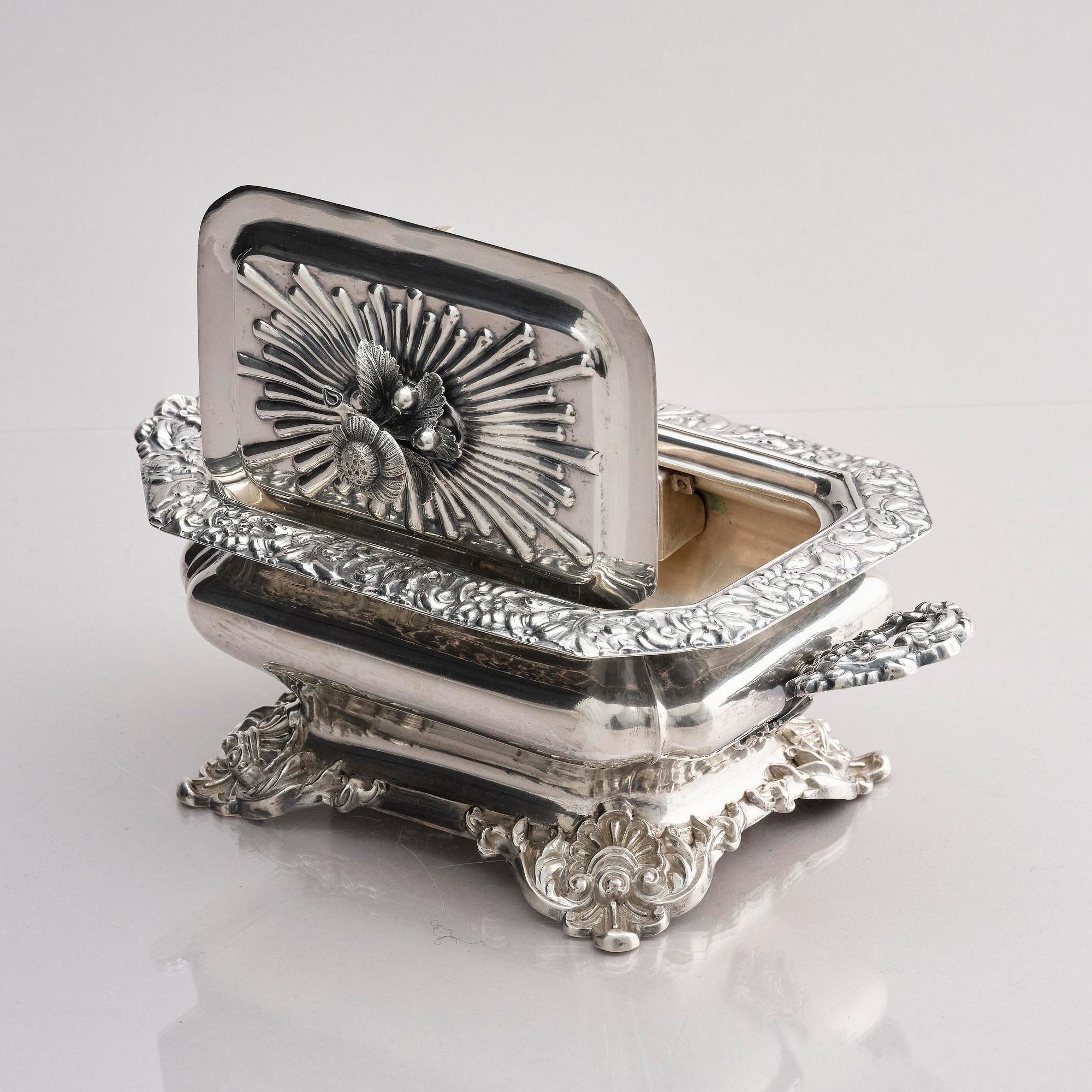 Gustaf Möllenborg, sockerskrin, silver, Stockholm 1840. Nyrokoko.