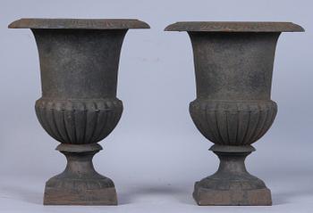 TRÄDGÅRDSURNOR, ett par, gjutjärn, 1900-tal.