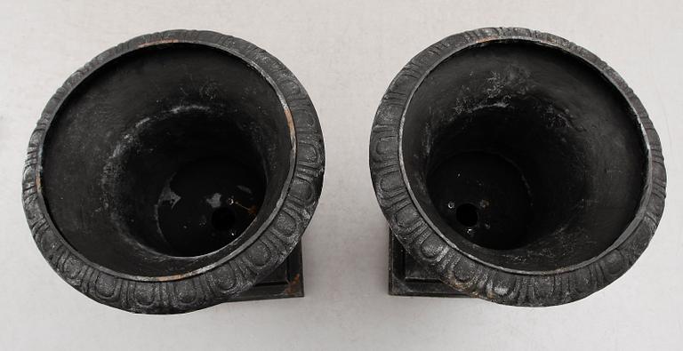 TRÄDGÅRDSURNOR, 1 par, gjutjärn, modern tillverkning.