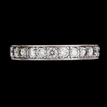 1009. RING, sk eternityring, briljantslipade diamanter, tot. ca 2.50 ct.