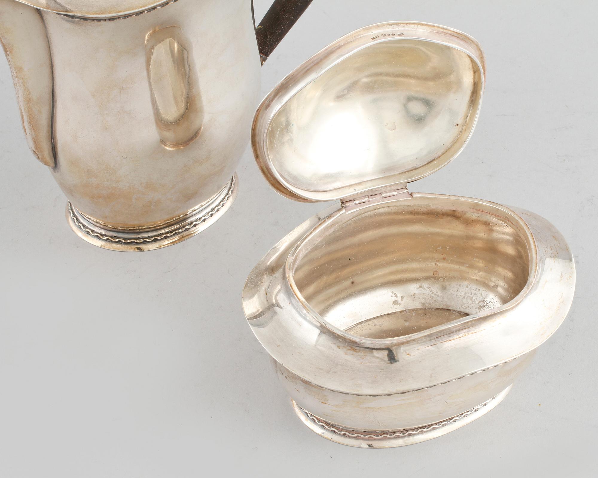 A koffee set in silver in two pieces by Erik Råström from Stockholm from 2947, weight 1040 grams.