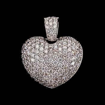 1014. HÄNGE, 151 briljantslipade diamanter, tot. 3.08 ct, i form av hjärta.