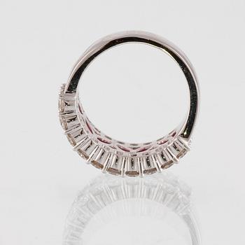 RING, 18K vitguld med 20 briljantslipade diamanter 1.47 ct samt 17 baguettslipade rubiner 1,57 ct. Vikt 9,4 gram.