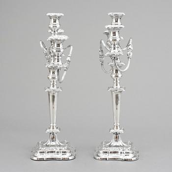 KANDELABRAR, ett par , nysilver, Sheffield, England. 1900-talets första hälft.