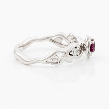 Ring 14K white gold with a ruby and brilliant-cut diamonds.