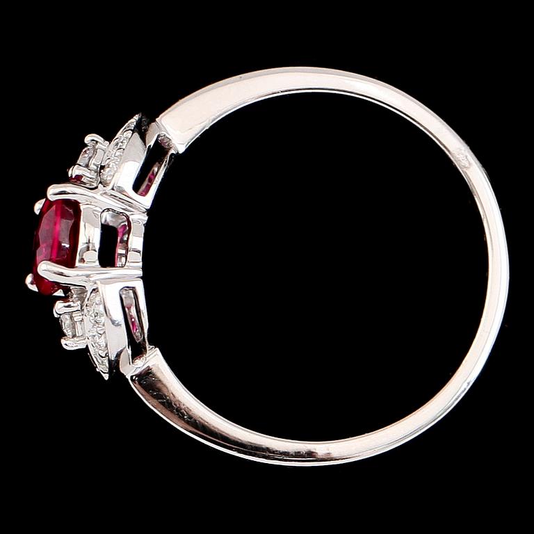 RING, 14K vitguld, briljantslipade diamanter och rubin. Vikt ca 3 g.
