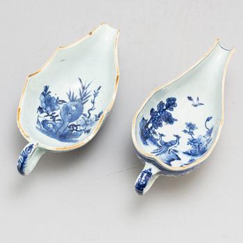 Two blue and white export sauceboats/saucers, Qing dynasty, Qianlong (1736-95).