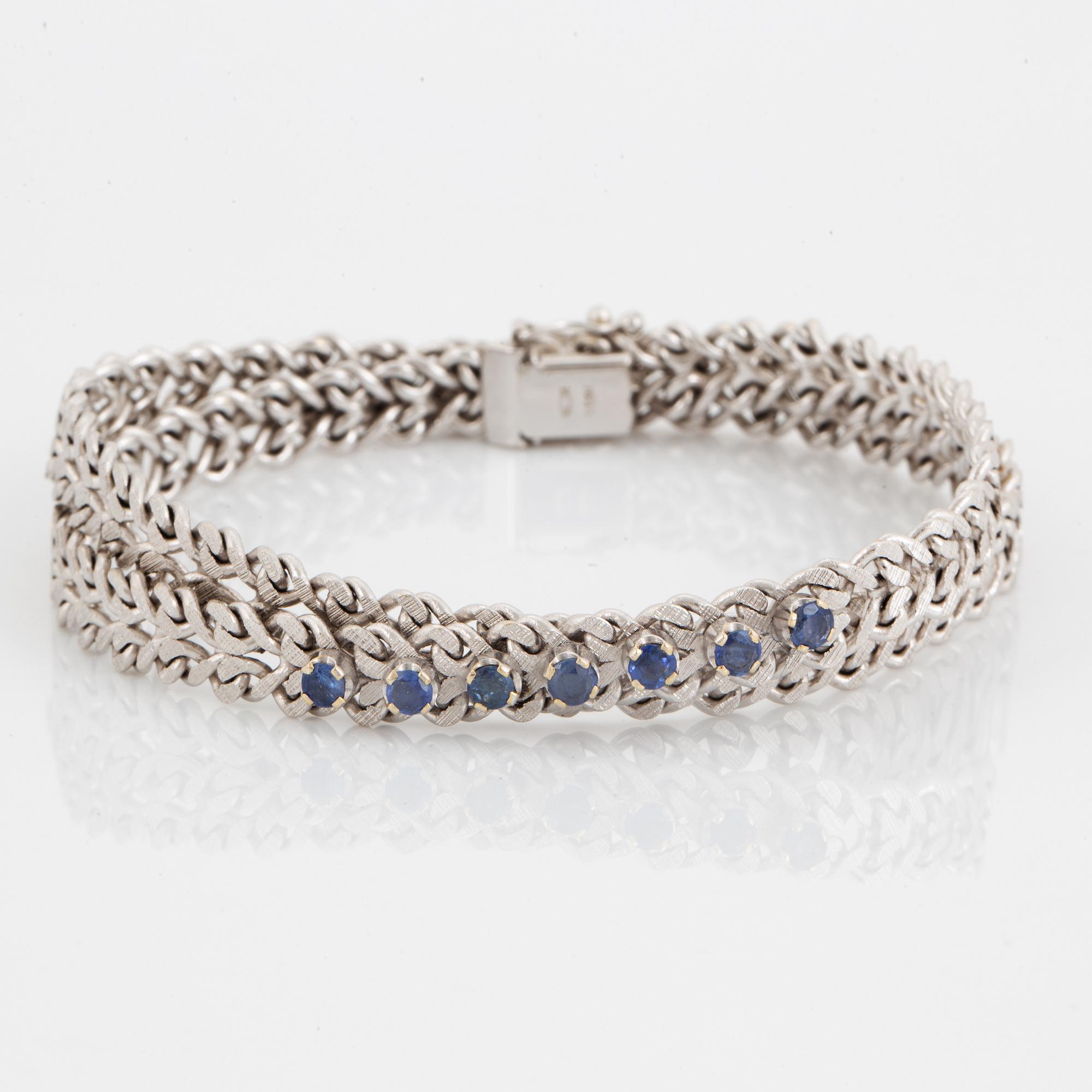 Armband vitguld med små fasettslipade safirer.