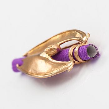Kimmo Virkkunen, A 14K gold and textile brooch. Helsinki 1990.