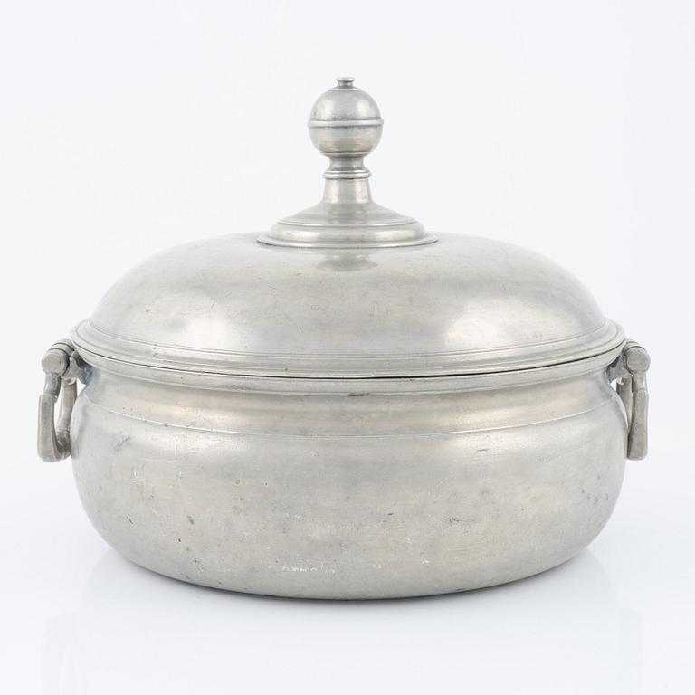 Gustaf Henning Pschorn, terrin / grötskål med lock, tenn, Stockholm (1752-1772).