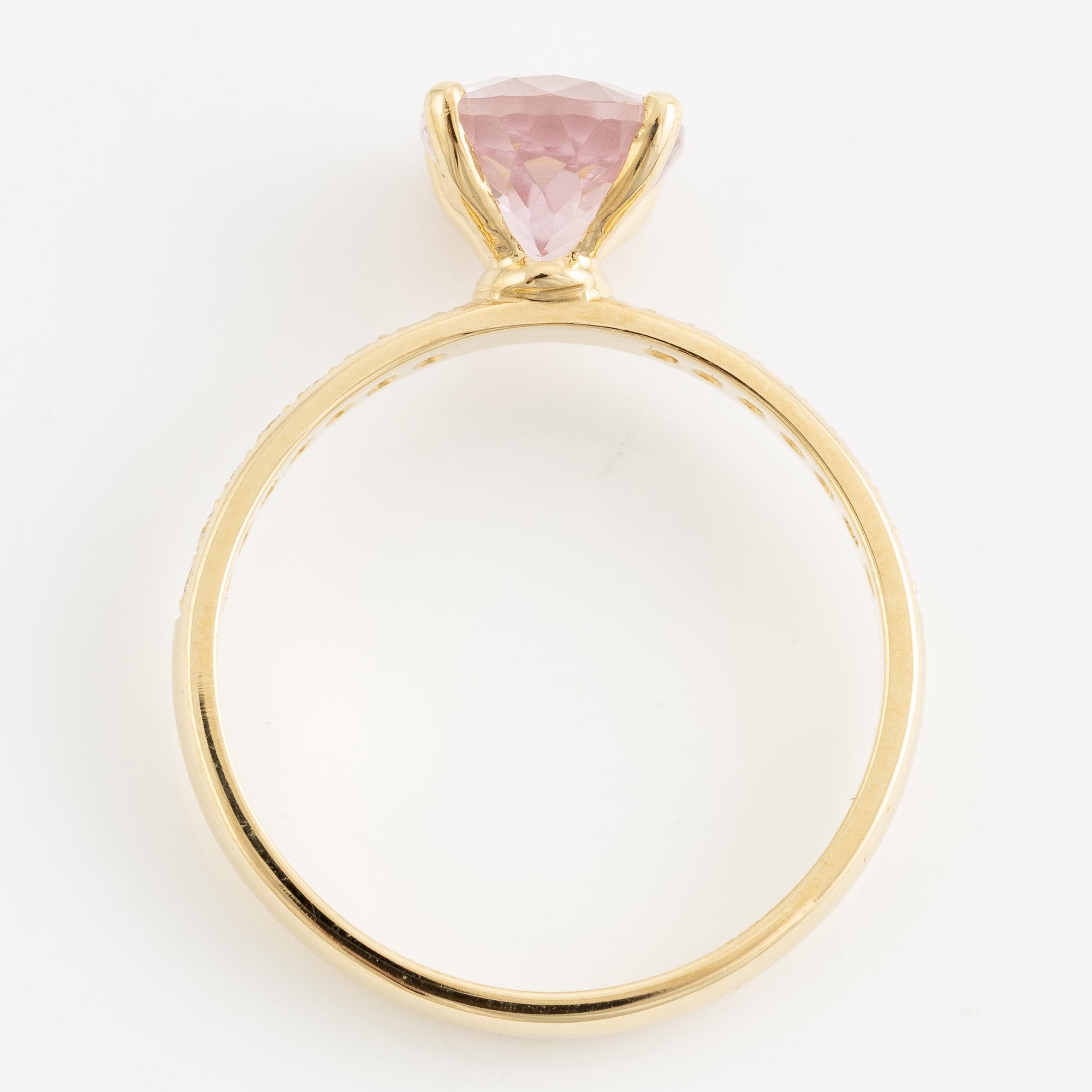 Ring 14K guld med morganit och briljantslipade diamanter.