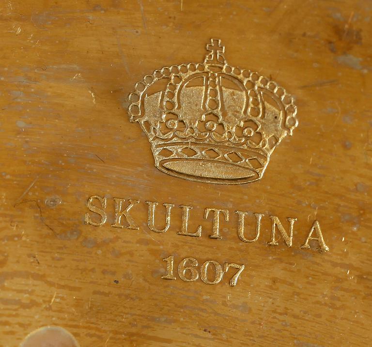 BRICKA, MUGGAR, 14 st, Skultuna samt SKEPPSKARAFF, mässing, 1900-talets andra hälft.