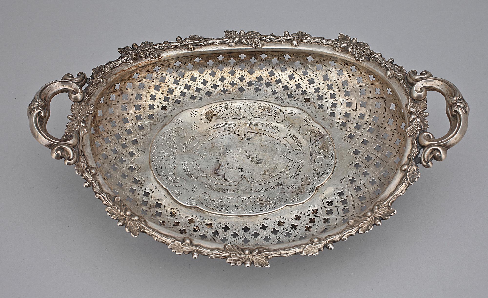 KORG MED HÄNKLAR, silver, 12 Löth, otydl stadsstpl, Tyskland, 1800-talets mitt till andra hälft. Vikt 386,2g.