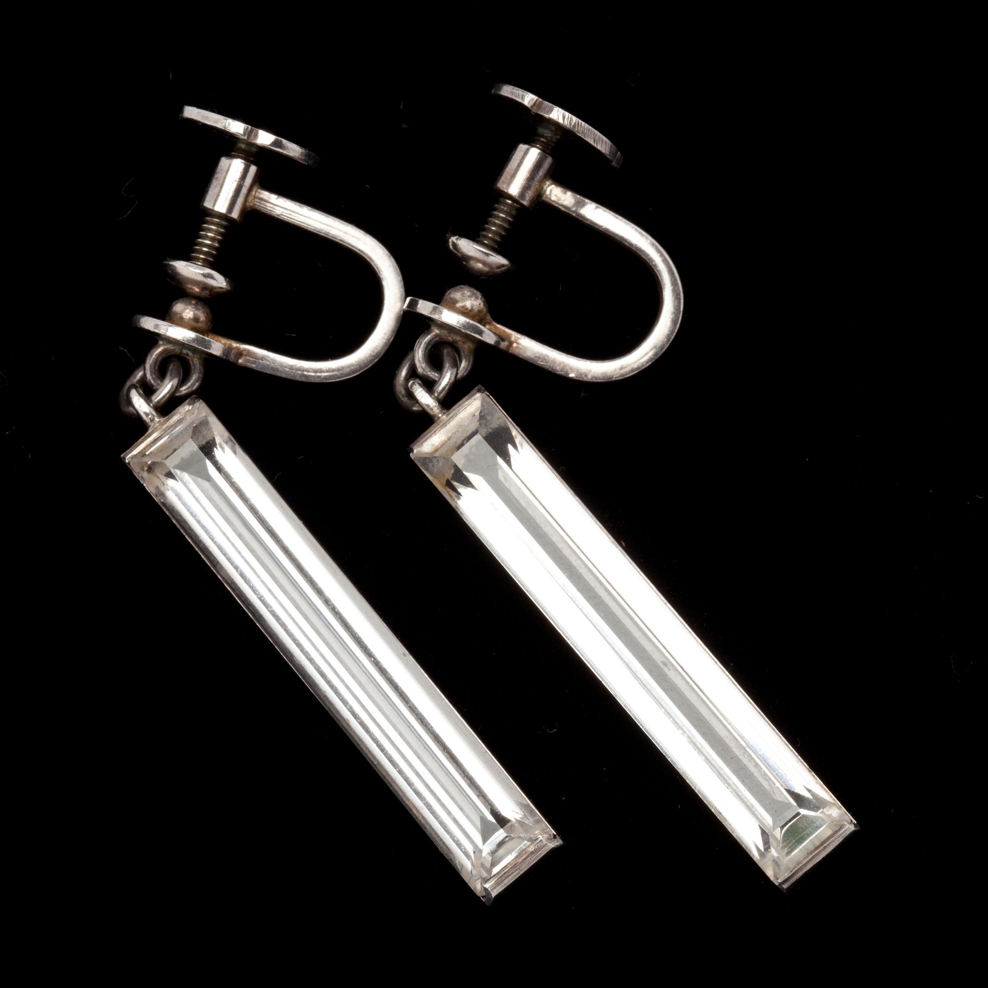 ÖRHÄNGEN, ett par. Sterling silver med bergkristall. Wiwen Nilsson, Lund 1957. Vikt tot ca 6 g.