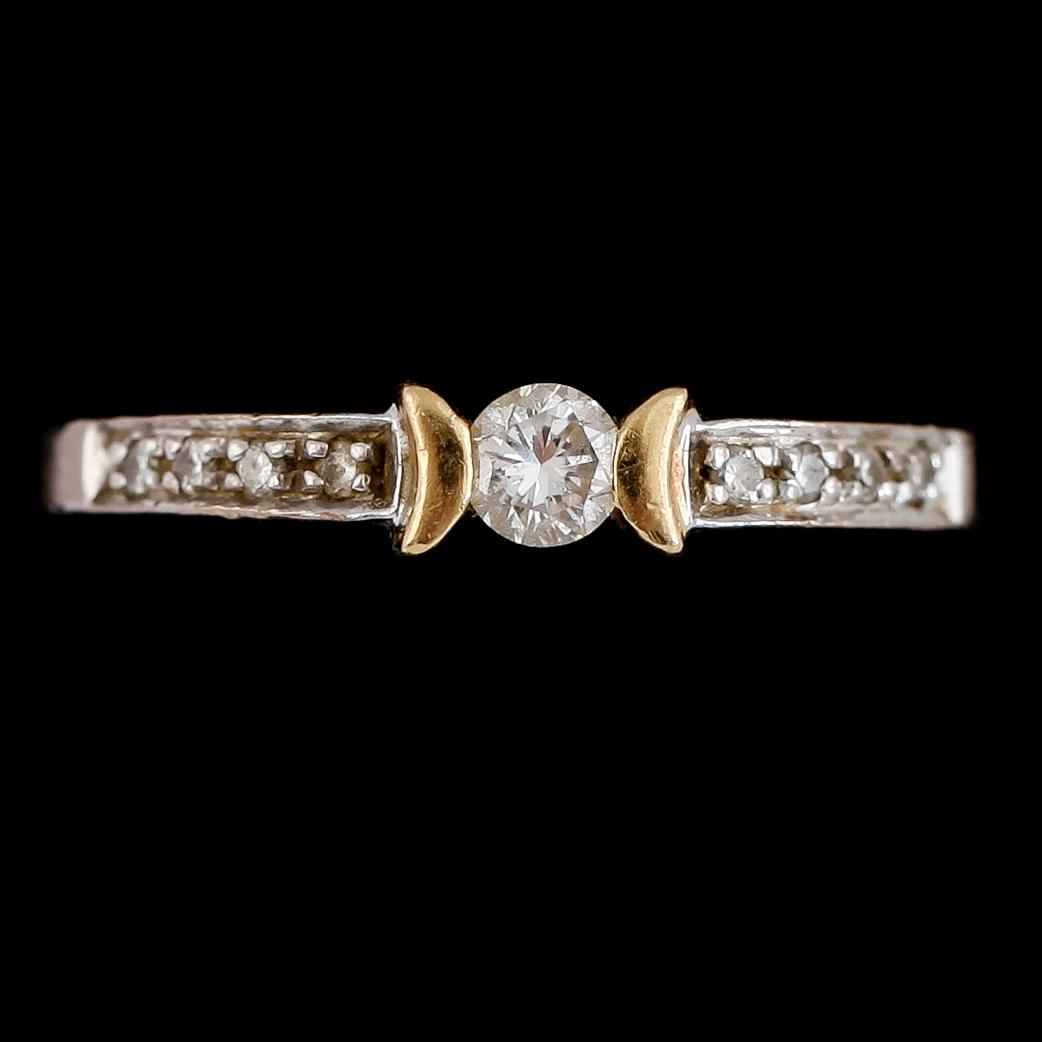 RING, 18K tvåfärgat guld, briljantslipade diamanter. Vikt ca 3 g.