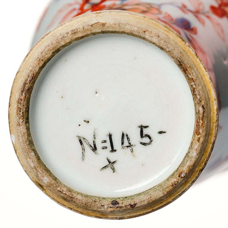A Chinese imari vase with cover, Qing dynasty, early 18th Century, with Johanneum mark N:145x.