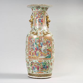 A large famille rose Canton vase, Qing dynasty, 19th Century.