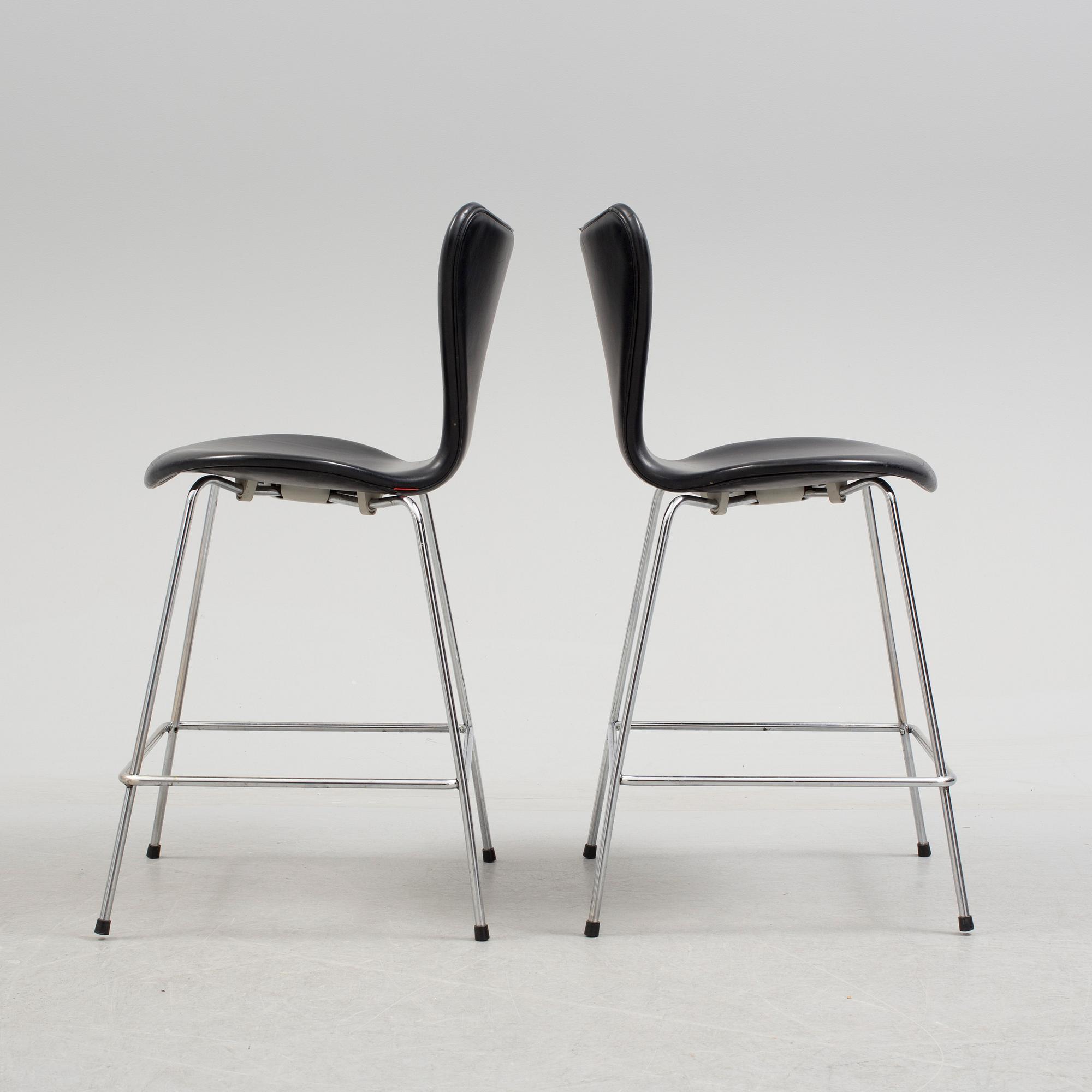 ARNE JACOBSEN, a pair of "Sjuan 3187" leather barstools, Fritz Hansen.