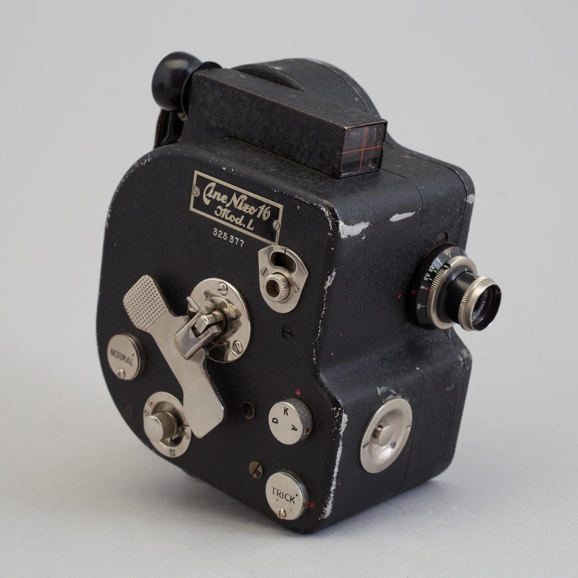 A Cine Nizo film camera no 325377 from 1927-1930 with Cassar 1: 2,9 f =2 cm.