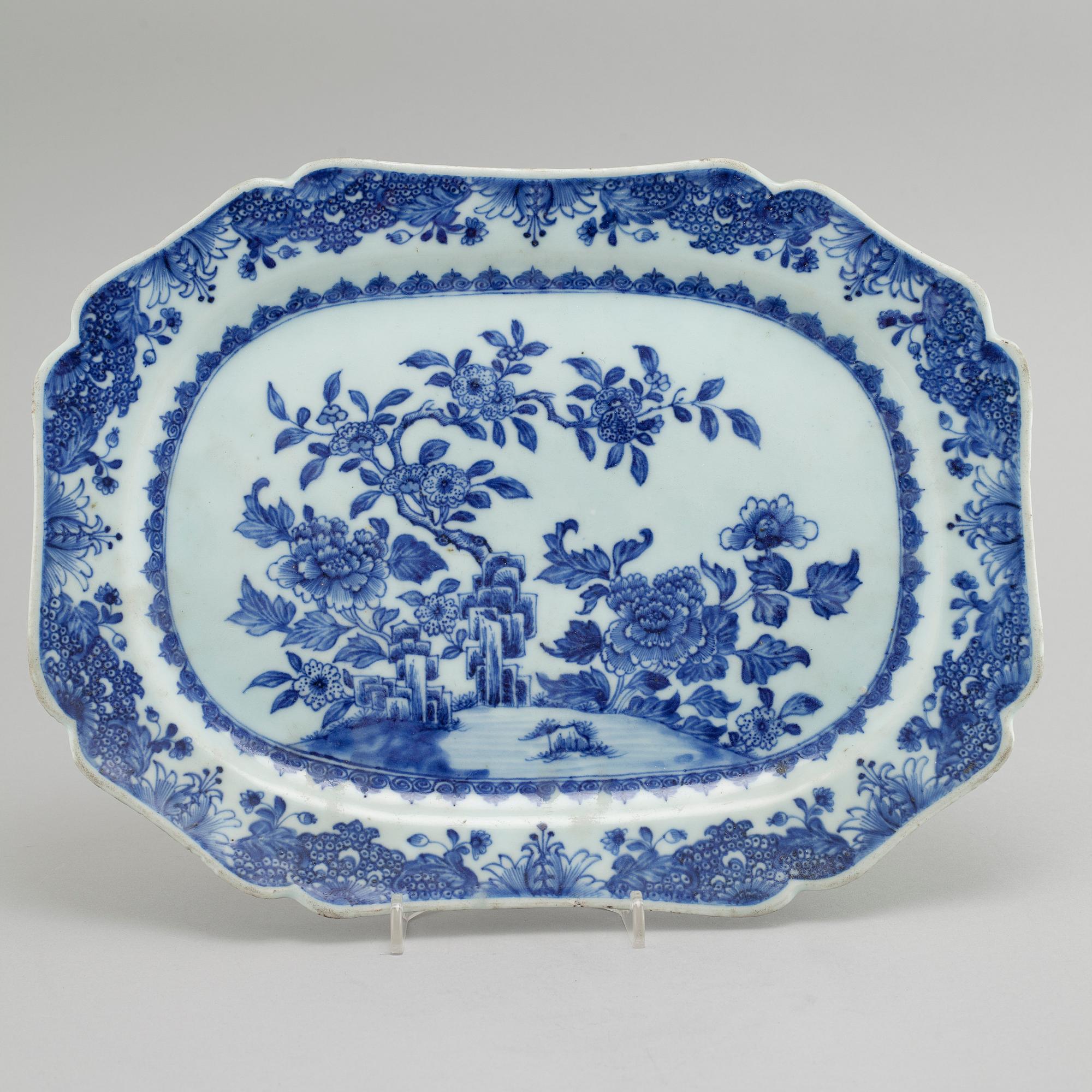 Two porcelain serving dishes from China, Qianlong (1736-1795).