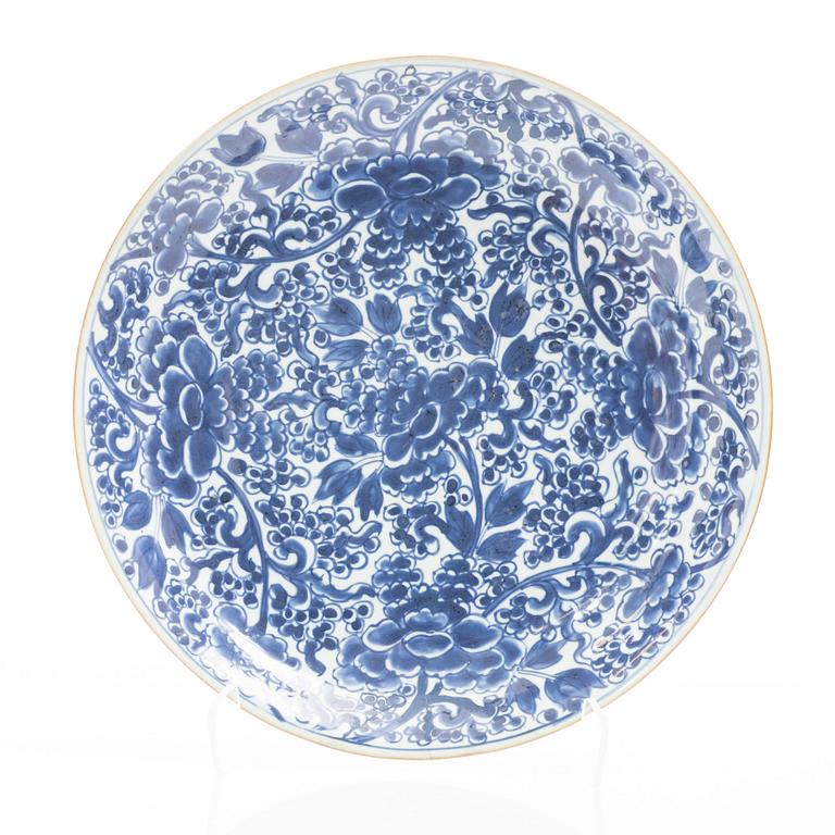 A group of three large Chinese blue and white porcelain dishes, Qing dynasty, Kangxi (1662-1722).