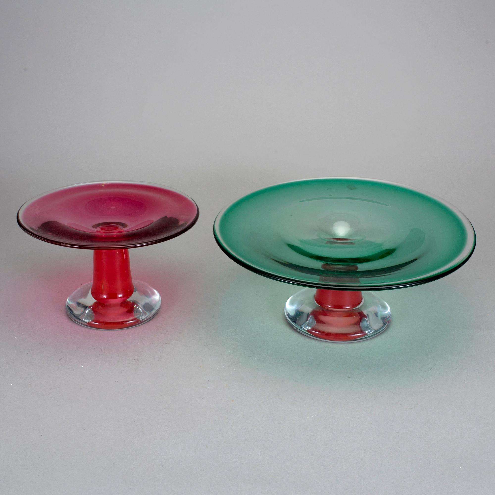 SKÅL PÅ FOT/ TÅRTFAT, 2 stycken, glas, "Chribska", Erik Höglund, 1990-tal.