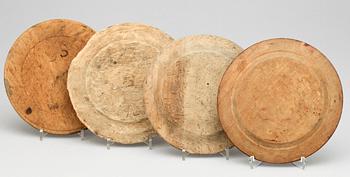 TALLRIKAR, 4 st, trä, allmoge, 1800-tal.