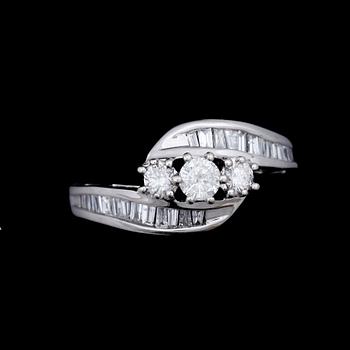 RING, 10k vitguld, 3 briljantslipade diamanter o ca25 små baguettslipade diamanter, tot ca1,33ct. Tot vikt ca 3,6g.