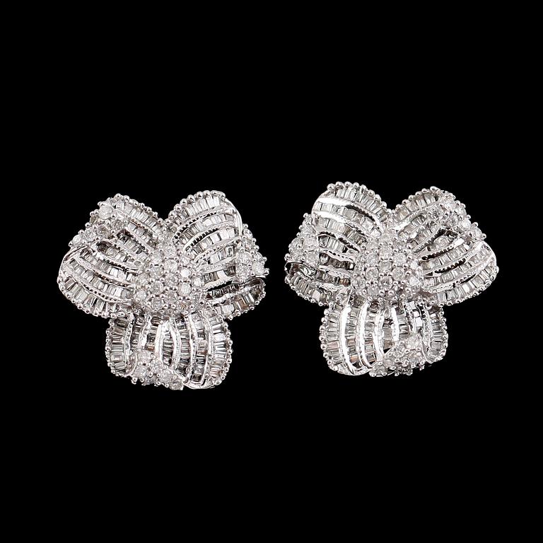 ÖRHÄNGEN, 1 par, 18 k vitguld, briljant och baguetteslipade diamanter tot ca 1.17 ct.
