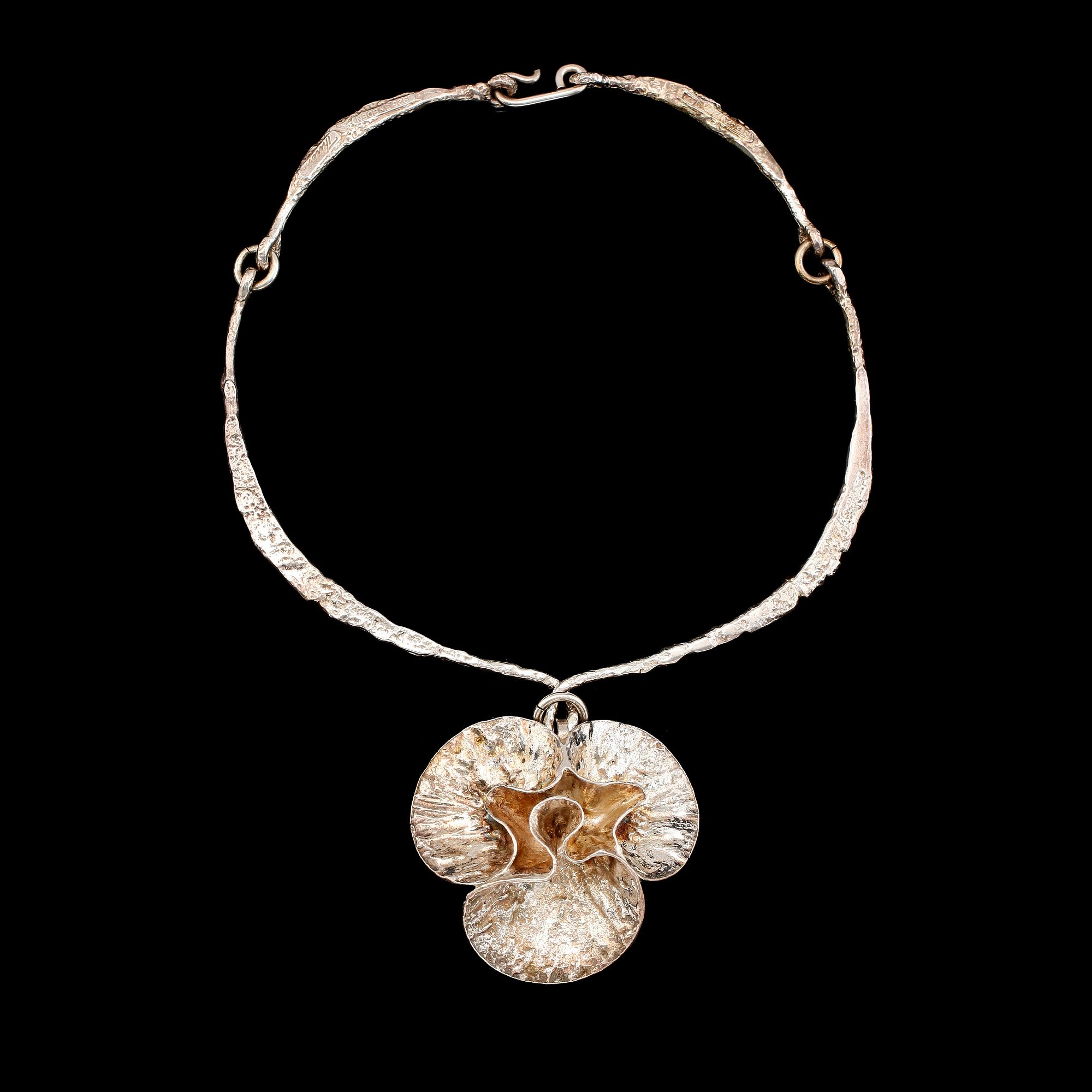 COLLIER MED HÄNGE, sterlingsilver, Theresia Hvorslev,  MEMA, Lidköping 1972. Total vikt ca 83 g.