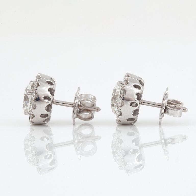 A pair of brilliant-cut earrings. 1.00 ct and 1.00 ct, both with quality G/VS2 according to certificate from GIA.