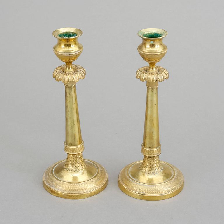 LJUSSTAKAR, ett par, brännförgylld brons, empire, 1800-talets början.