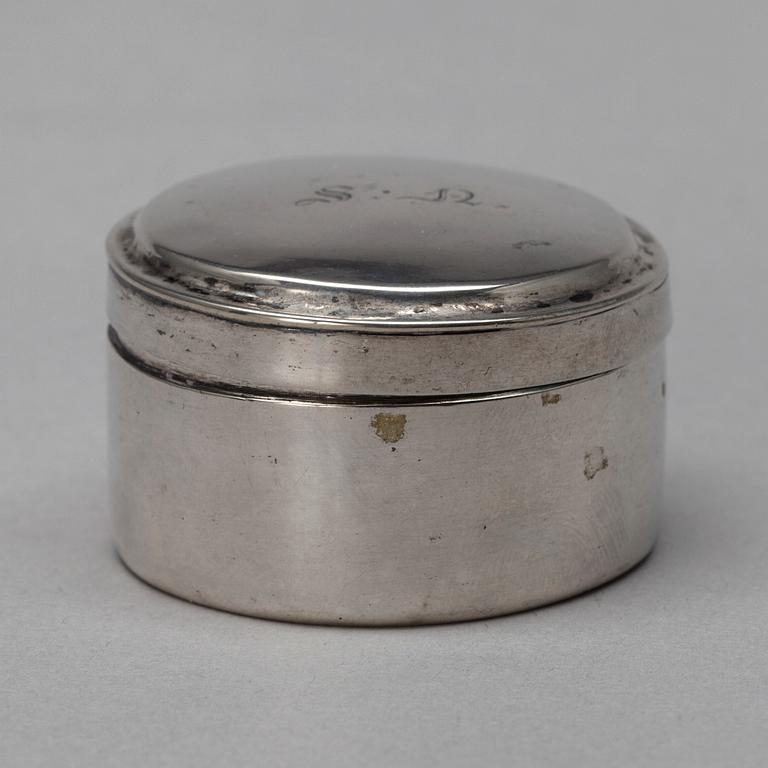 DOSA, silver, Gustaf Lindroos (1827-1839), Helsingfors. Vikt 22,6 g.