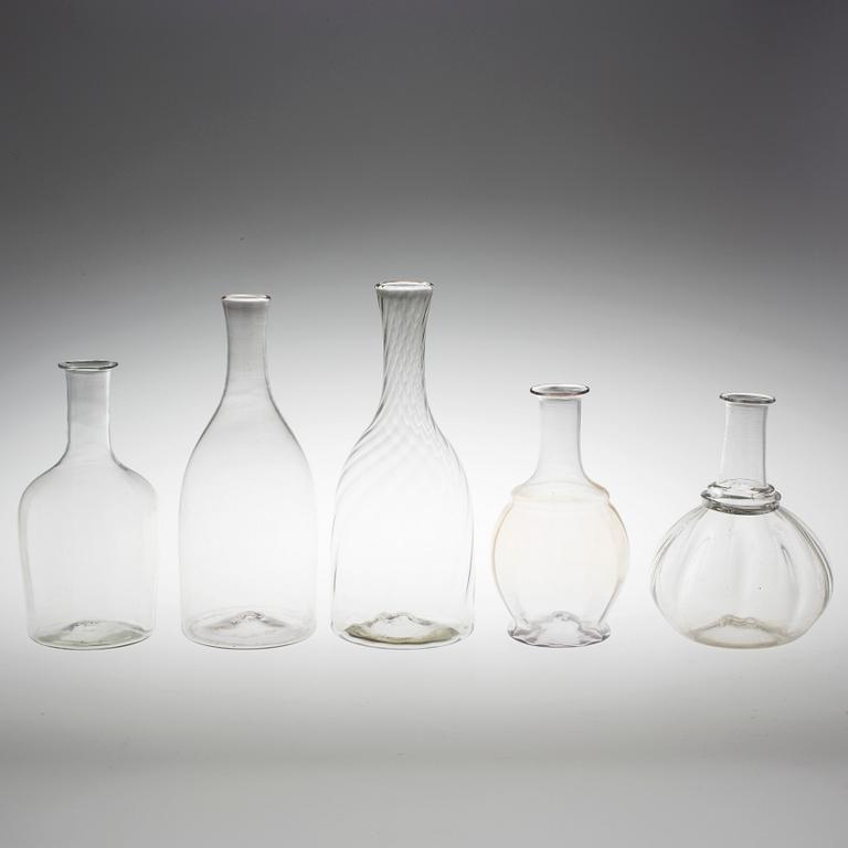 KARAFFER 5 st, glas. Mestadels 1800-tal.