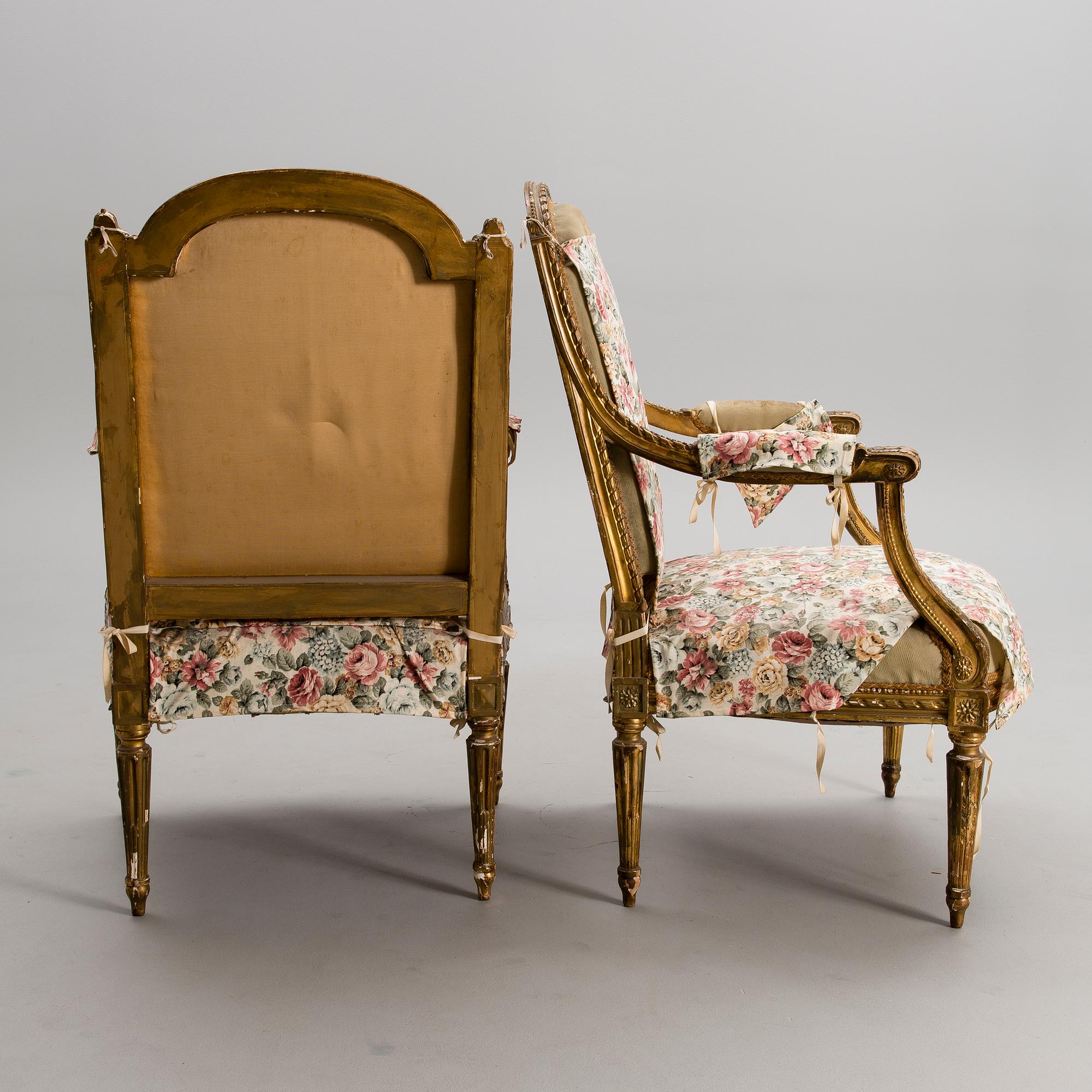 A PAIR OF FRENCH, LATE 19TH CENTURY ARMCHAIRS.