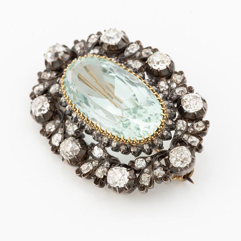 Brosch silver och guld med en fasettslipade  akvamarin och gammalslipade diamanter.