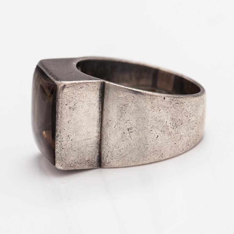 Bertel Gardberg, Ring, silver, rökkvarts. Westerback, Helsingfors 1959.