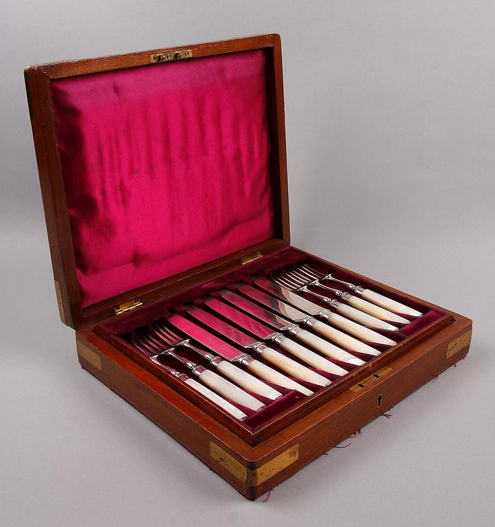 FRUKTBESTICK, 24 st i schatull, silver och pärlemor, London, 1882-83.