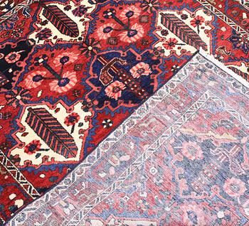 A semi-antique Bakhtiari rug, approx. 206 x 148 cm.