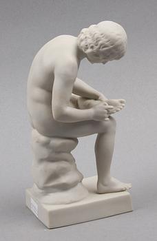 FIGURIN, parian, "Törnutdragaren". 1900-tal.