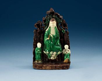 A famille verte glazed  figure of Guanyin with two attendants, Qing dynasty, Kangxi (1662-1722).