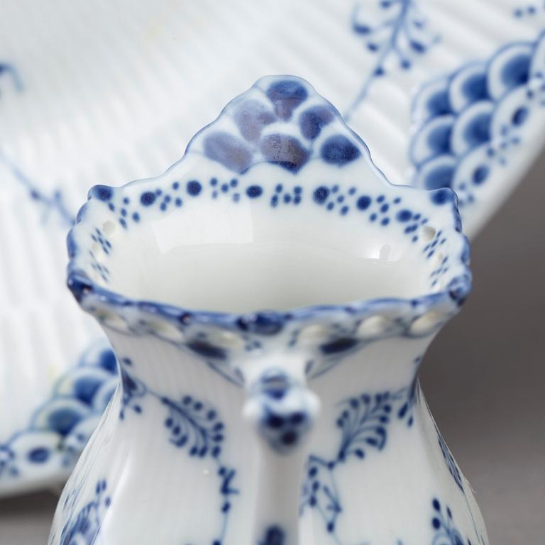 SERVISDELAR, Musselmalet, halvblond resp. helblond, Royal Copenhagen, ca 29 delar.