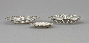 SKÅLAR, 3 st, silver samt låghaltigt silver, 1900-tal. Vikt 100 g.
