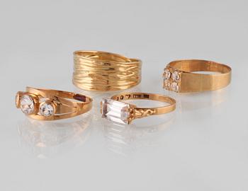 RINGAR, 4 st, 18K guld samt bergkristall, delvis kattfotstämplade. Vikt 9,6 gram.