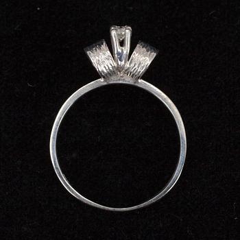 RING, vitguld 14K samt diamanter tot. ca 0,24 ct. Tot. vikt ca 3,5 g.