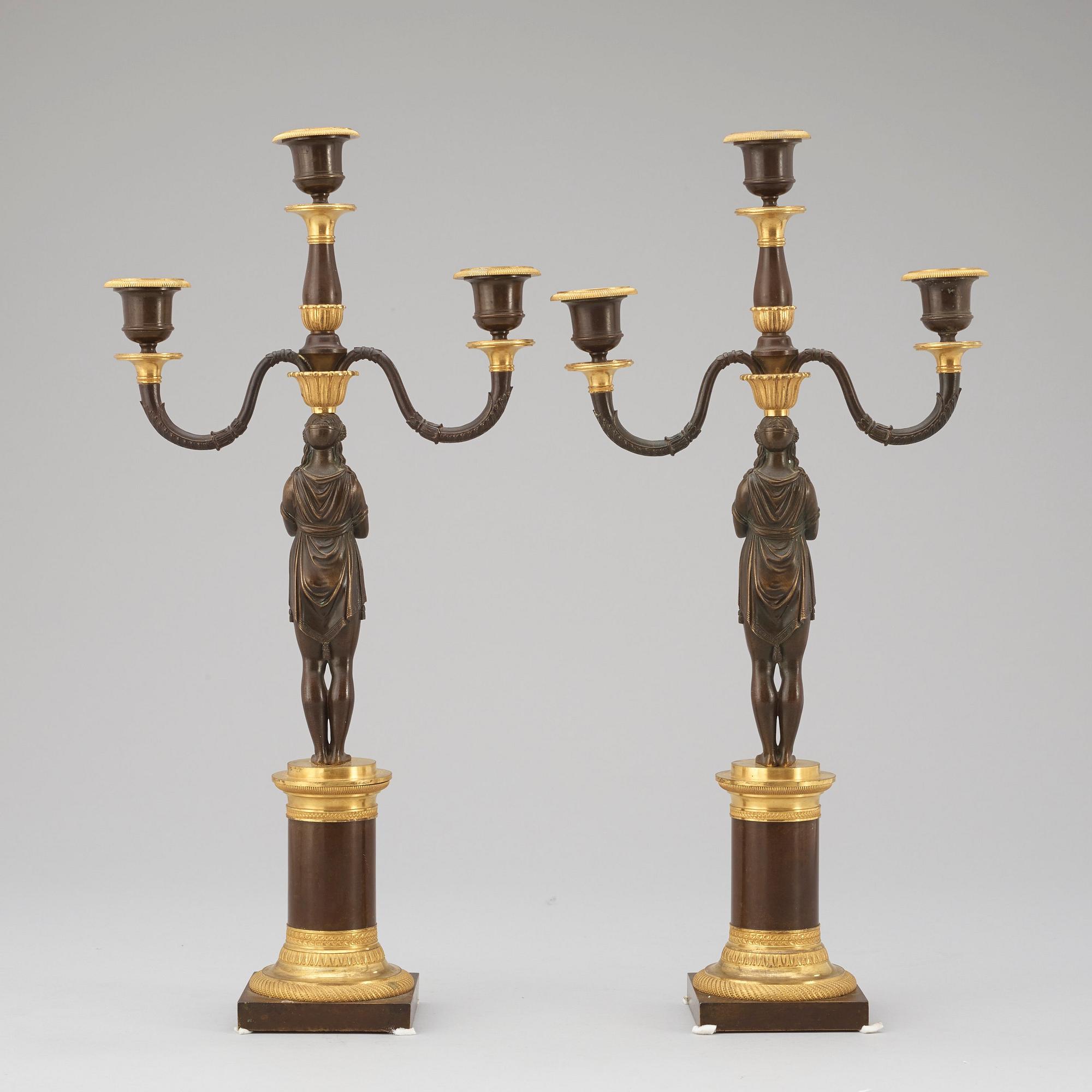 KANDELABRAR, för tre ljus, ett par. Empire, 1800-talets början.