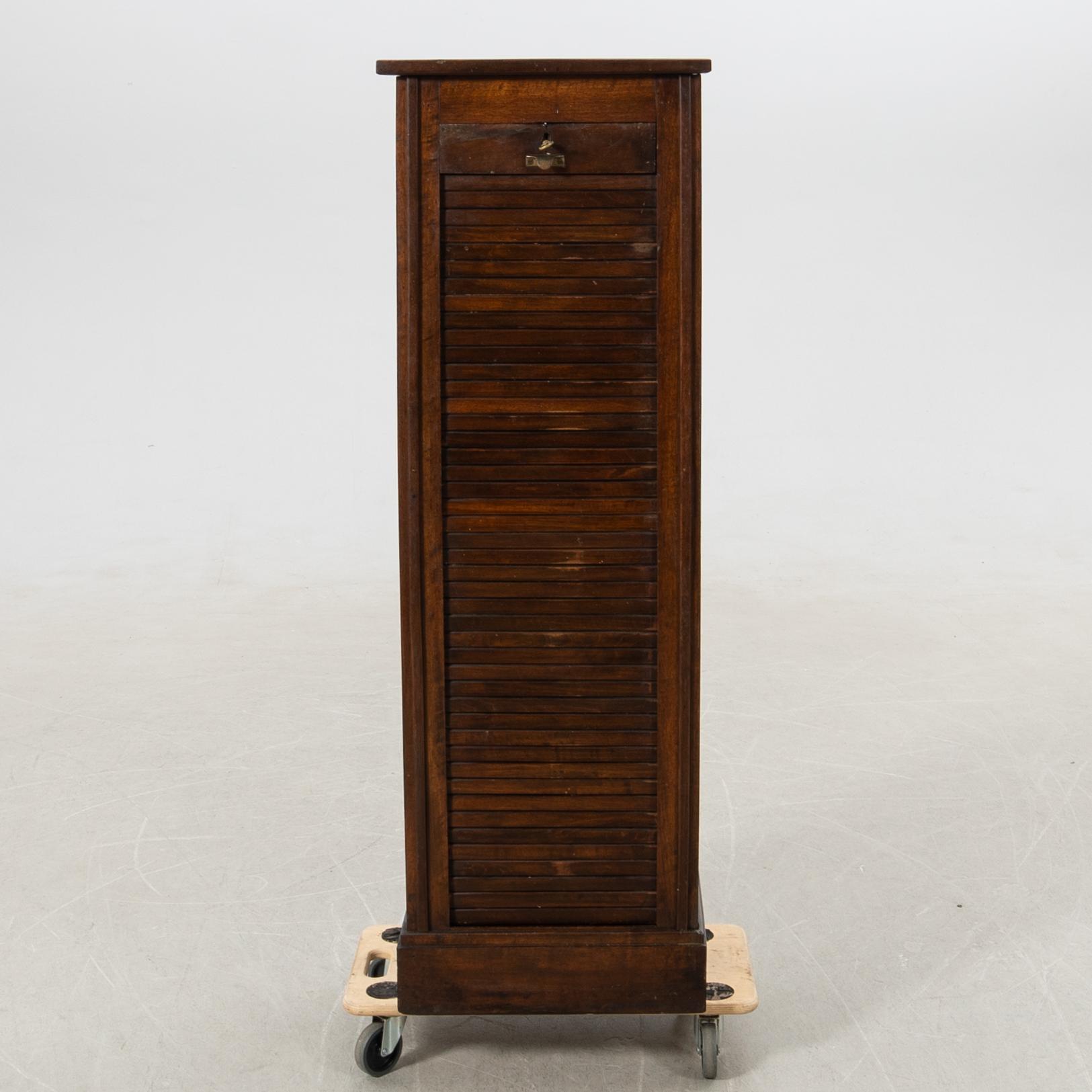 Jalusiskåp, 1900-talets första hälft.