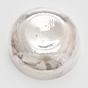 A. Tillander, skål, sterlingsilver och emalj, Åbo 2005.